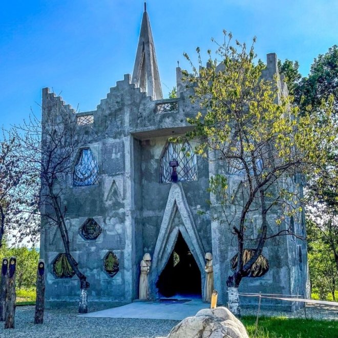 Oferta: 50% Reducere la a 2-a Persoana 💣 Excursie o zi - Taramuri de poveste: Castelul Vrajitoarelor, Padurea colorata, Casuta Rasturnata si Manastirea Polovragi, 31 August 