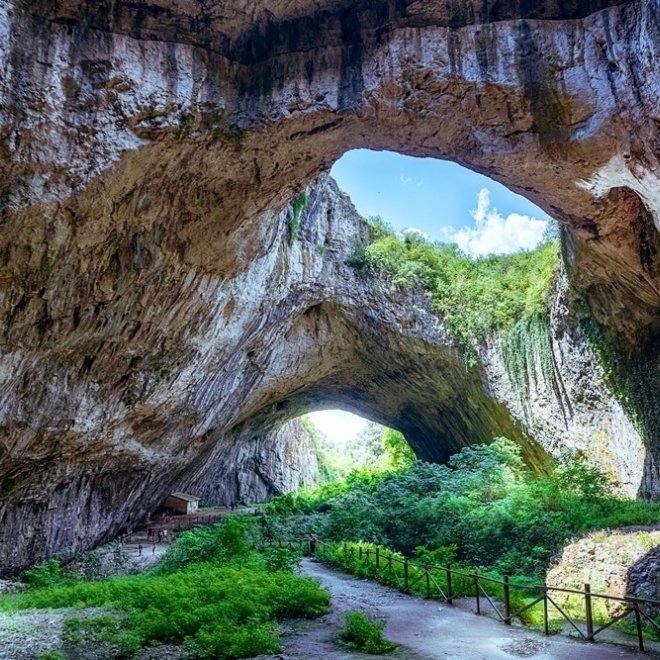 Excursie Lovech, cascadele Krushuna, pestera  DeveteasKa, cu Autocarul 1 zi, 9 august 2025